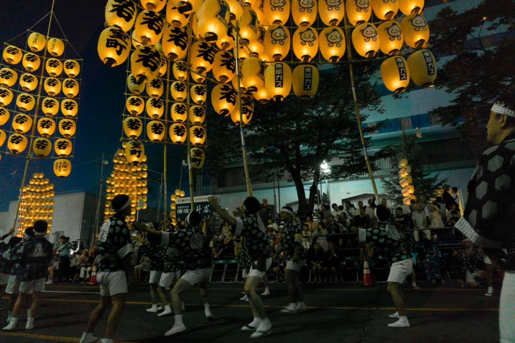 Balancing kanto poles with lanterns at Akita Kanto Matsuri